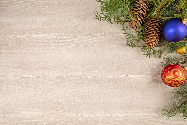 Firavun dalları, kırmızı toplar ve tahta zemindeki tümsekler. Noel konsepti. Boş kopyalama alanı. — Stok fotoğraf