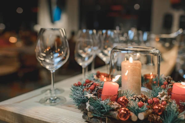 De brandende kaarsen en lege glazen op een tafel. — Stockfoto