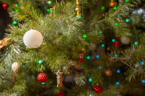 Decoración del árbol de Navidad con adornos de un árbol de Navidad decorado — Foto de Stock