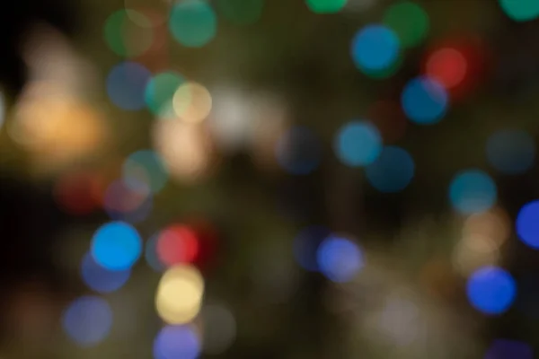 Lumières bokeh multicolores déconcentrées dans la nuit pour le fond Nouvel An festif — Photo