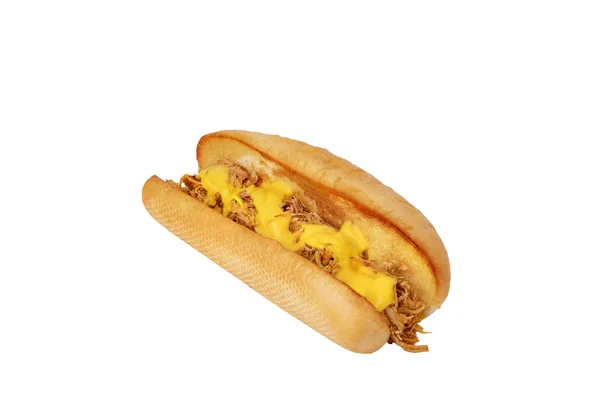 Beyaz arka planda, doğranmış tavuk ve işlenmiş peynirli tavuk burger. — Stok fotoğraf
