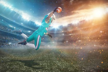 kaleler yakınındaki topu yakalamak için yerden, sıçrayan bir futbol oyuncusu.