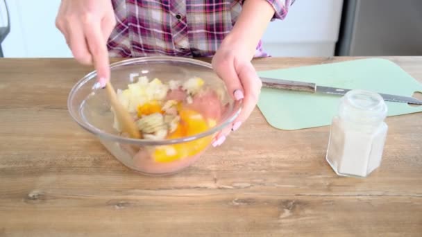 Preparação da refeição, mistura de ingredientes de variedade com carne picada — Vídeo de Stock