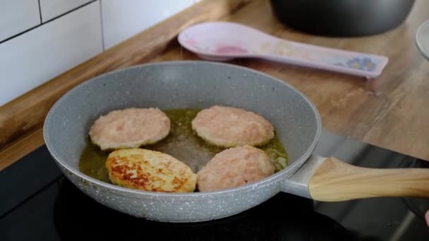 Serpenyőben sült csirke szeletek öntöttvas serpenyőben olajjal a gáztűzhelyen. — Stock videók