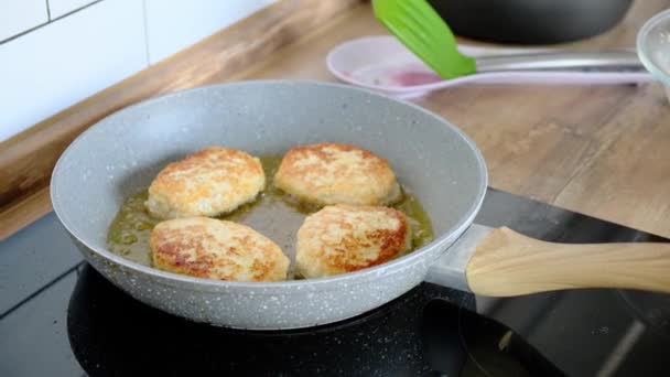 Making pan fried chicken cutlets in cast iron frying skillet with oil on gas stove. — 图库视频影像