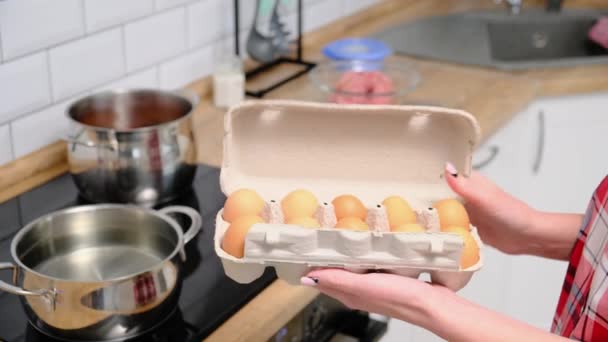 Woman Hand takes chicken egg from box 4K footage — Stok video
