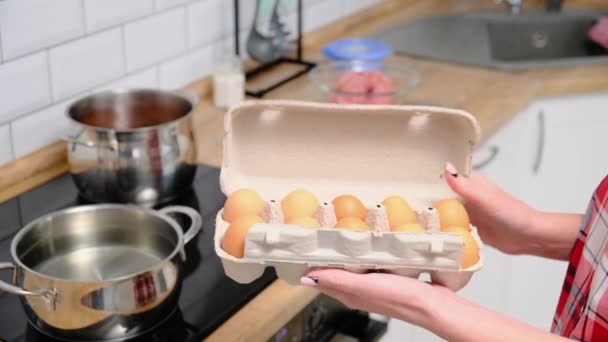 Femme main prend oeuf de poulet de la boîte de séquences 4K — Video