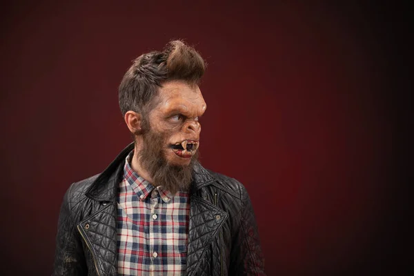Retrato do homem macaco. Macaco homem maquiagem cinematográfica para filme de terror — Fotografia de Stock