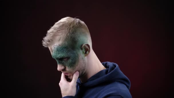 Cara Hombre Piel Verde Carácter Mutante Terrible Hombre Lagarto Maquillaje — Vídeos de Stock