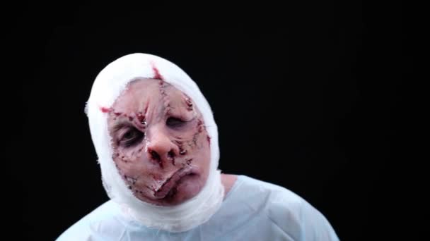 Twarz Pacjenta Oszpeconą Twarzą Uszytymi Ustami Zabandażowaną Głową Bohater Horroru — Wideo stockowe