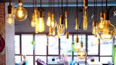İçeride tavandan sarkan bir sürü parlak elektrik ampulü var. - Evet. 4K