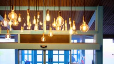 İçeride tavandan sarkan bir sürü parlak elektrik ampulü var. - Evet. 4K