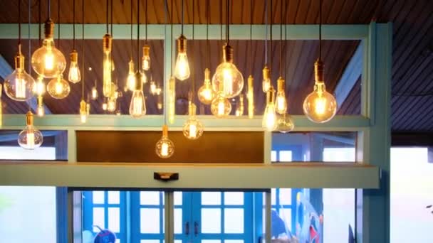 Багато Світяться Декоративні Електричні Лампочки Звисають Стелі Приміщенні Кілометровий — стокове відео