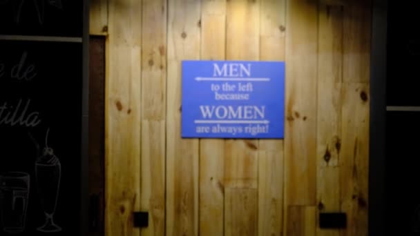 Toalettinskription Män Till Vänster För Att Kvinnor Har Alltid Rätt — Stockvideo