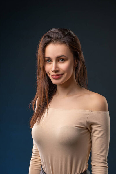 Мода фото красотки брюнетка женщина с голым макияжем на темном фоне
