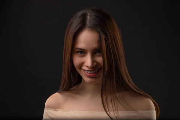 Nahaufnahme Porträt Der Schönen Weiblichen Mode Modell Lächelt Auf Schwarzem — Stockfoto