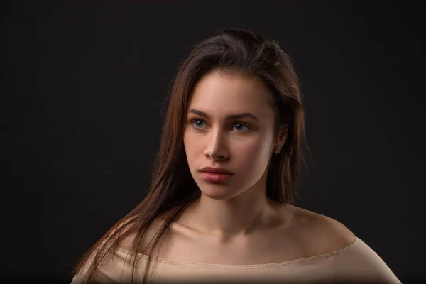 Skönhet Kvinna Frisk Hud Naturlig Make Ansikte Närbild Svart Bakgrund — Stockfoto