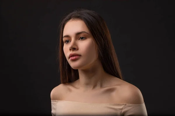 Bella Nudo Profilo Donna Trucco Con Capelli Lunghi Guardando Con — Foto Stock