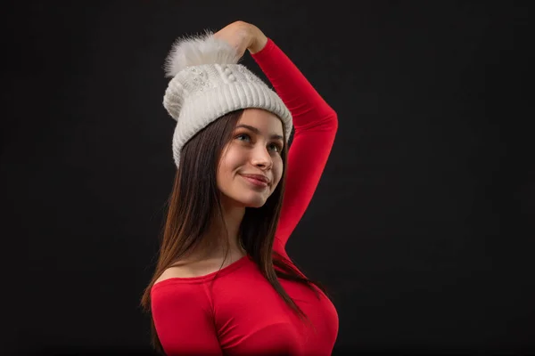 Giovane Ragazza Attraente Toglie Cappello Maglia Sfondo Nero Addio Inverno — Foto Stock