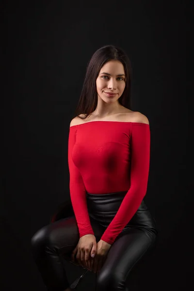 Retrato Dramático Vertical Con Sensual Mujer Morena Top Rojo Con —  Fotos de Stock