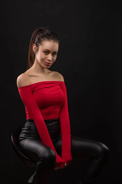 Retrato Dramático Vertical Con Sensual Mujer Morena Top Rojo Con —  Fotos de Stock