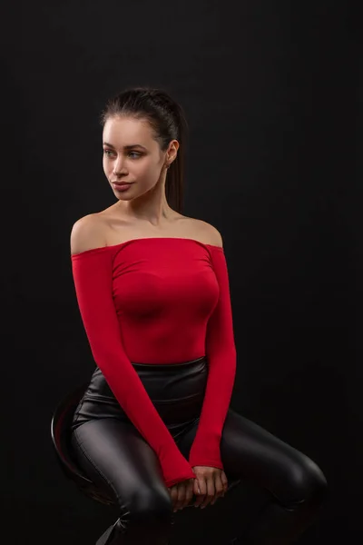 Siyah Arka Planda Koltukta Oturan Çıplak Omuzlu Kırmızı Elbiseli Şehvetli — Stok fotoğraf
