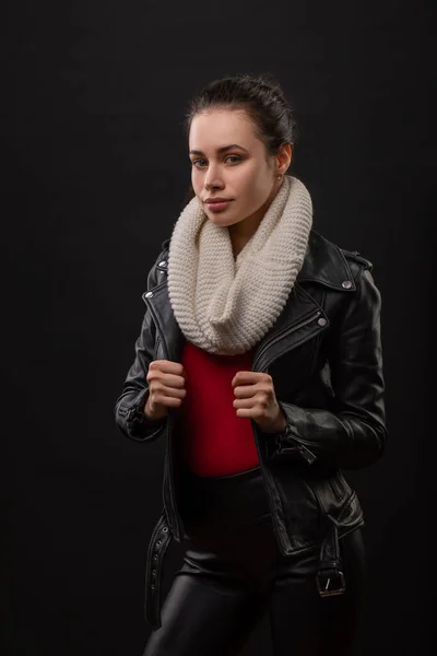 Стильная Молодая Женщина Черном Пальто Вязаные Уютные Позы Черном Фоне — стоковое фото