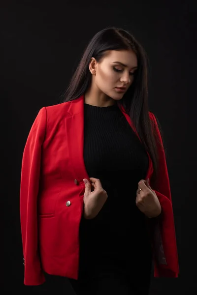 Porträtt Vacker Modern Brunett Kvinna Med Långt Hår Röd Kostym — Stockfoto