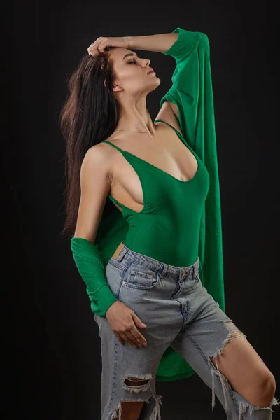 Retrato Uma Mulher Bonita Jovem Morena Top Verde Jeans Fundo — Fotografia de Stock