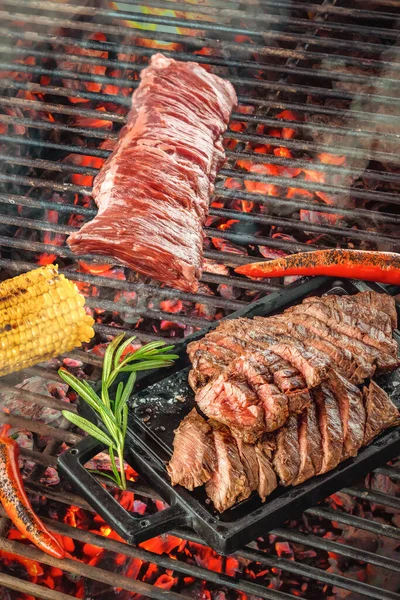 バーベキューで石炭の上に野菜とおいしいグリル肉 — ストック写真