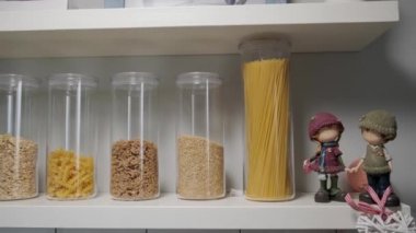 Modern açık mutfak içi beyaz renkler. makarna. İskandinav tarzı açık-plan mutfak