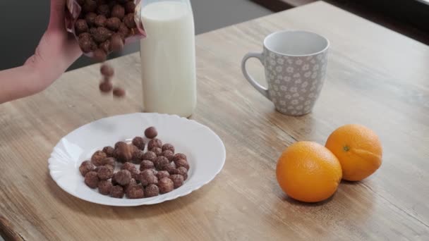 Latte Viene Versato Nella Ciotola Con Fiocchi Mais Cioccolato Rallentatore — Video Stock