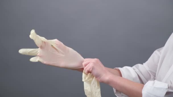 医生戴上或戴上乳胶医用手套 结肠病毒和防护控制 — 图库视频影像