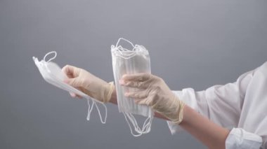 Koruyucu tıbbi maskeleri ve virüs korumasını sayan eller. - Evet. 4 bin. Coronovirüs ve koruma kontrolü. Maske eksikliği veya eksikliği