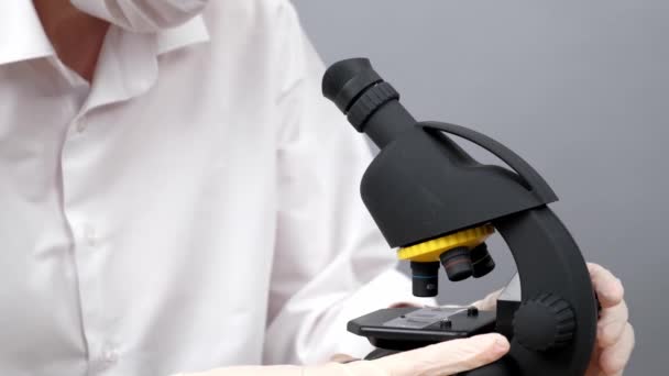 Scientifique Vie Médecin Gants Lunettes Travers Microscope Dans Laboratoire — Video