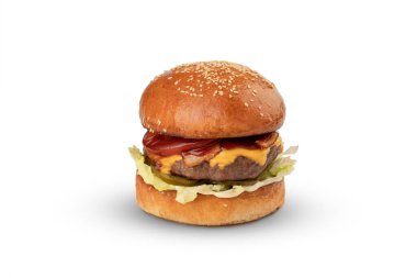 Turşulu sığır burger, domates, peynir, beyaz arka planda gölgeli salata..