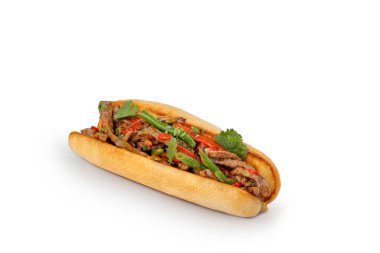 Kuşkonmazlı sosisli sandviç ve dolmalık biberli kıyma beyaz arka planda gölgeli izole edilmiş..