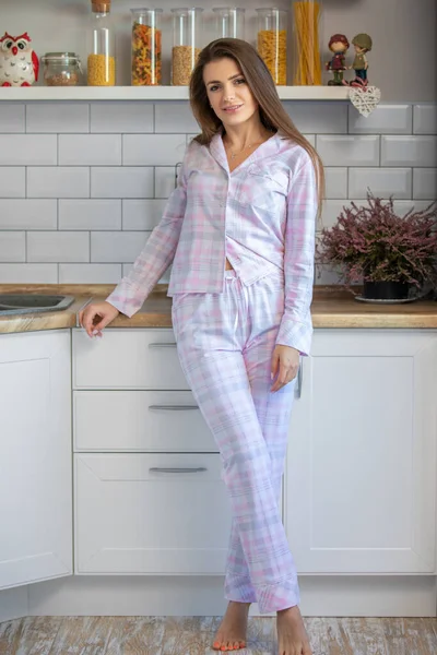 Rano Młoda Kobieta Piżamie Nowoczesnym Białym Skandynawskim Domu Kuchnia Szczęśliwy — Zdjęcie stockowe