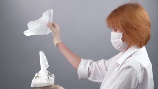 医療用マスクと手袋を身に着けている女性は グレーの背景にあるディスペンサーボックスから紙ナプキンを取り出し クローズアップショット 2019 Novel Coronavirus 2019 Ncov Covid 19のコンセプト — ストック動画