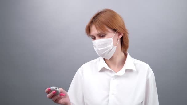 Mujer Máscara Médica Mide Temperatura Sobre Fondo Gris — Vídeos de Stock