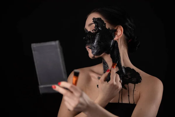 Femme Maquillant Noir Pour Halloween Art Corporel Sur Visage Peinture — Photo