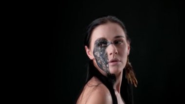 Kamerayı siyah karga vücut sanatındaki kıza kaldırıyorum. Cadılar Bayramı