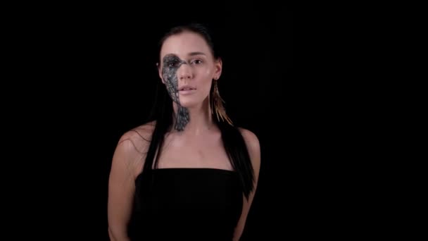 Camera Optillen Naar Het Meisje Zwarte Kraai Body Art Halloween — Stockvideo
