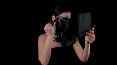 Moda sanatı renkli siyah tenli kadın portresi. Yakın plan. Profesyonel makyajlı, tatil mankeni bir kız..