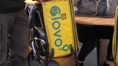 Ukrayna, Kyiv, 27 Mart 2020. Yemek dağıtım servisinden Glovo kutuları. Salgın COVID 19 Coronavirüs sırasında işbirlikçi ekonomi konsepti paylaşımı