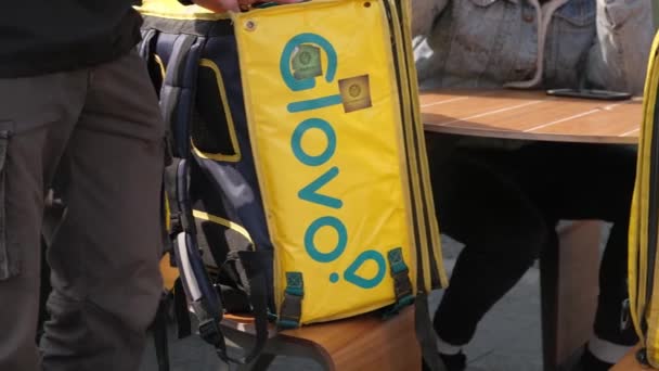 Ucrania Kiev Marzo 2020 Glovo Cajas Del Servicio Comida Domicilio — Vídeo de stock