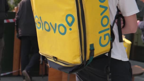 Ucrania Kiev Marzo 2020 Glovo Cajas Del Servicio Comida Domicilio — Vídeo de stock