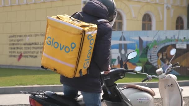 Ukraina Kiev Mars 2020 Glovo Lådor Från Matleveranstjänsten Gemensamt Koncept — Stockvideo