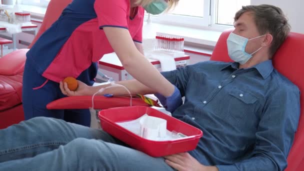 Ukraina Kijów Marca 2020 Centrum Krwiodawstwa Pielęgniarka Klinice Przygotowuje Pacjenta — Wideo stockowe