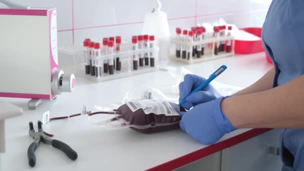 Ucrania Kiev Marzo 2020 Centro Donación Sangre Enfermera Haciendo Notas — Vídeo de stock